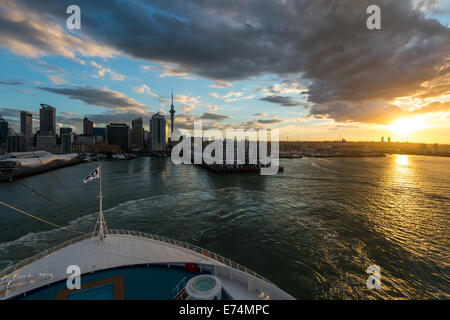 La nave di crociera lasciando sul porto di Auckland come il sole tramonta. Foto Stock