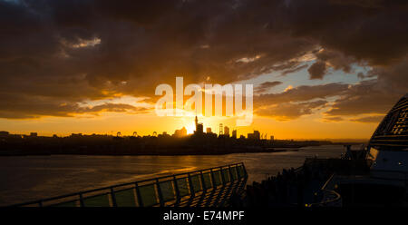 Tramonto spettacolare su Auckland Nuova Zelanda come nave da crociera lascia la porta. Foto Stock