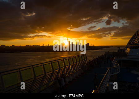 Tramonto spettacolare su Auckland Nuova Zelanda come nave da crociera lascia la porta. Foto Stock