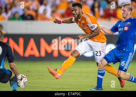 Houston, Texas, Stati Uniti d'America. 4 Luglio, 2014. Houston Dynamo avanti Giles Barnes (23) punteggi un primo semestre passato obiettivo impatto di Montreal portiere Evan bussola (30) mentre viene difeso da impatto di Montreal centrocampista Calum Mallace (16) durante una sequenza di lunghezza massima MLS gioco tra la Houston Dynamo e l impatto di Montreal di BBVA Compass Stadium di Houston, TX il 6 settembre 2014. La dinamo ha vinto il gioco 3-2. © Trask Smith/ZUMA filo/Alamy Live News Foto Stock