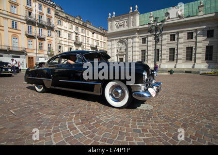 Torino, Italia. Il 6 settembre 2014. Un 1949 Cadillac Coupe de Ville arriva in Piazza Carlo Alberto. I collezionisti di auto storiche si sono incontrati a Torino per un auto eleganza della concorrenza. Foto Stock