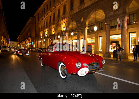 Torino, Italia. Il 6 settembre 2014. Una parata di vetture storiche in Torino centro citta'. I collezionisti di auto storiche si sono incontrati a Torino per un auto eleganza della concorrenza. Foto Stock