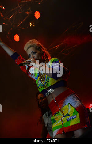 Gibilterra. 6 Sep, 2014. Rita Ora, chi ha superato la musica grafici negli ultimi anni ha giocato a Gibilterra Music Festival 2014 presso il Victoria Stadium di Gibilterra. Lei è stato uno dei molti gruppi superiore e un cantante che ha giocato oggi a Gibilterra. Altri artisti incluso lo script che ha messo in evidenza la fatturazione, John Newman, Tony Hadley, James Arthur e Newton Faulkner fuori da un elenco di 29 gruppi e artisti. La Gibilterra Music Festival è una manifestazione annuale tenutasi a Gibilterra alla fine di ogni estate. Credito: Stephen Ignacio/Alamy Live News Foto Stock