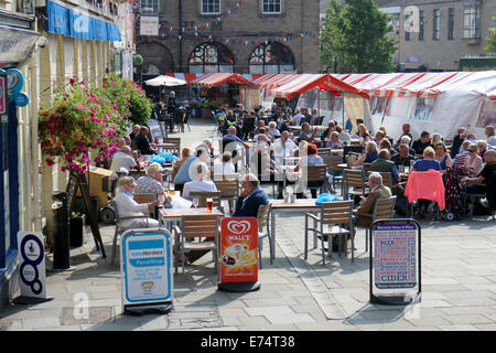 La gente seduta al di fuori del pub in luogo di mercato, Warwick, Warwickshire, Regno Unito Foto Stock