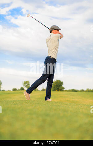 Giovane uomo giocando a golf Foto Stock