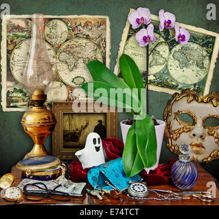 Come in un oggetti nascosti gioco, gran bollito di Paraphernalia differente, strumenti, fiori, oggetti e ricordi del passato Foto Stock