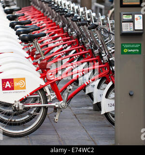 "Velo Antwerpen' docking station con self-service di biciclette in Anversa, Belgio Foto Stock
