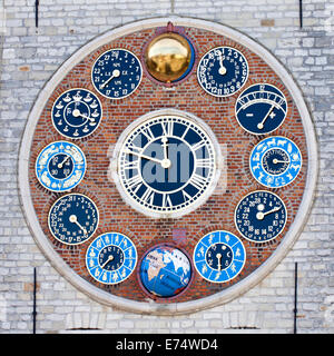Il Giubileo o centenario orologio sul frontale della Zimmer torre in Lier, Belgio - uno dei più fantastici orologi nel mondo. Foto Stock