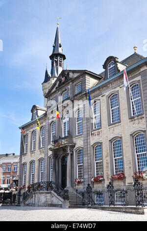 Piazza del mercato a Lier, Belgio, con la torre campanaria (1369) e fissato il Municipio (1741) Progettato in stile rococò-stile. Foto Stock