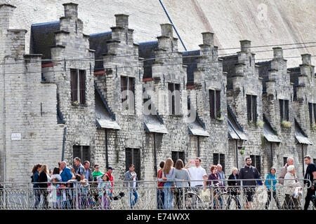 I turisti vicino al 'Groot Vleeshuis' (grande macellaio Hall) su un ponte sopra il lieve canal a Gand, Belgio. Foto Stock