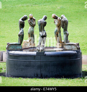 "Fontana di inginocchiarsi di Giovani 'la scultura in bronzo di Gand, in Belgio da George Minne (1866-1941) Foto Stock