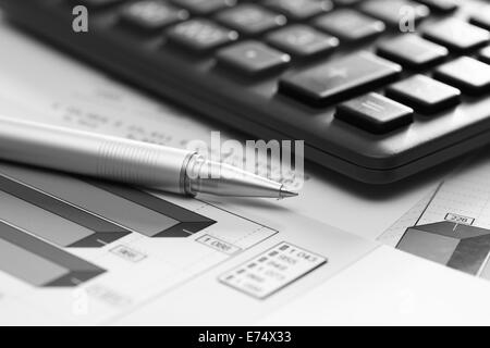 Rendiconti finanziari. Grafico di business. Penna a sfera e calcolatrice su un grafico finanziario o di stock dati di mercato. Foto Stock