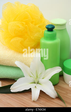 Concetto di Spa. Giglio Bianco, asciugamani, bagno puff , olio per massaggi; Aromaterapia olio, crema per il corpo. Close-up. Foto Stock