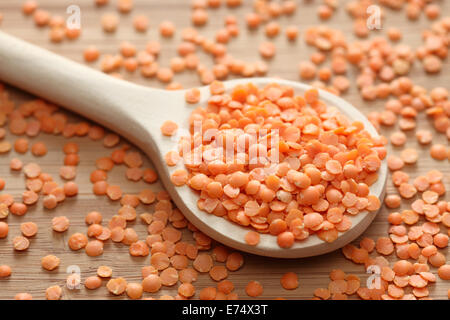 Di lenticchie rosse in un cucchiaio di legno. Close-up. Foto Stock
