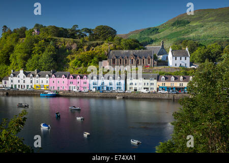 Piccola cittadina di Portree sull'Isola di Skye in Scozia Foto Stock