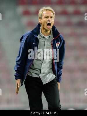 Praga, Repubblica Ceca. 3 Sep, 2014. Allenatore tedesco della US National Soccer team, Juergen Klinsmann, gesti istruzioni ai suoi giocatori sul campo durante le partite internazionali di calcio match tra Repubblica Ceca e Stati Uniti d'America presso la Generali Arena Soccer Stadium di Praga Repubblica Ceca, 3 settembre 2014. Foto: Thomas Eisenhuth/dpa - nessun filo SERVICE -/dpa/Alamy Live News Foto Stock