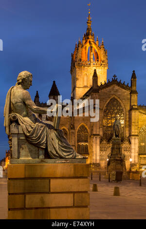 Twilight visualizza in basso il Royal Mile con la cattedrale di St. Giles e statua del filosofo scozzese David Hume, Edimburgo, Scozia