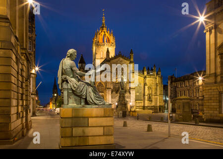Twilight visualizza in basso il Royal Mile con la cattedrale di St. Giles e statua del filosofo scozzese David Hume, Edimburgo, Scozia