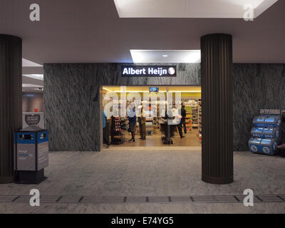 Piccolo Albert Heijn per andare al supermercato nella hall centrale di Breda stazione ferroviaria centrale, Paesi Bassi Foto Stock