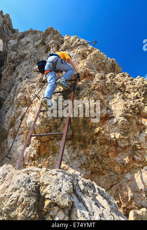 Scalatore femmina sul Cir V via ferrata, Passo Gardena, Italia Foto Stock