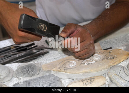 Un marmo carver in Pyrgos Village, lavorando in modo tradizionale, isola di Tinos, Cicladi Grecia Foto Stock