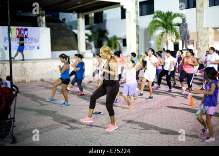 Outdoor classe Zumba in Messico quadrato con sudate donna Foto Stock