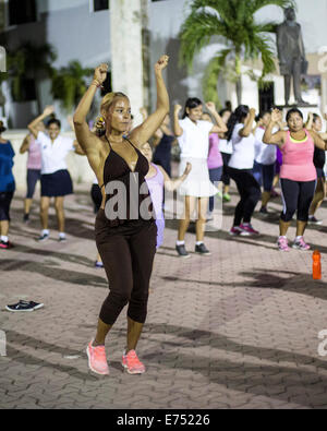 Outdoor classe Zumba in Messico quadrato con sudate donna Foto Stock