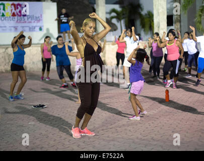 Outdoor classe Zumba in Messico quadrato con sudate donna Foto Stock