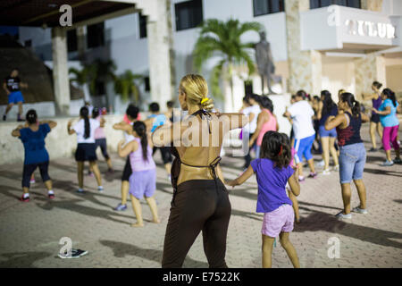 Outdoor classe Zumba in Messico quadrato con sudate donna Foto Stock