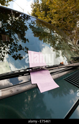 I biglietti per il parcheggio sul parabrezza - Washington DC, Stati Uniti d'America Foto Stock