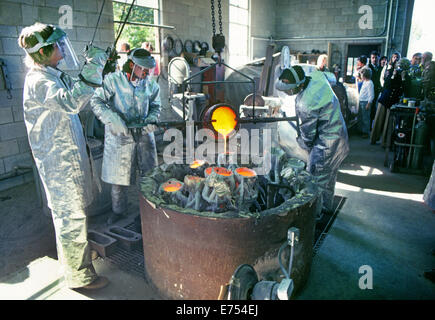 Lavoratori versare il bronzo in una scultura alla Fonderia Shidoni a Santa Fe, New Mexico Foto Stock