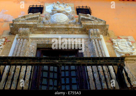 Grand finestre ad archi e balcone in Granada Andalusia Spagna meridionale Foto Stock