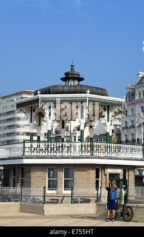 Brighton Regno Unito 7 Settembre 2014 - Brighton bandstand con Embassy Corte un famoso stile art deco blocco di appartamenti dietro Foto Stock
