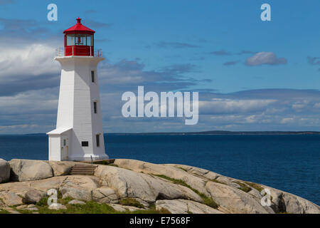 Peggy's Cove faro durante il giorno con copyspace Foto Stock