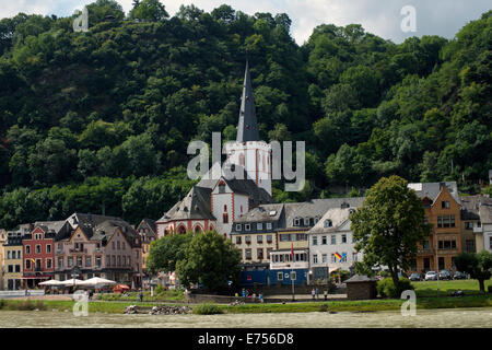 Antica città Bacharach con Peterskirche, chiesa di San Pietro di fronte,la romantica Valle del Reno ,Germania , Europa Foto Stock