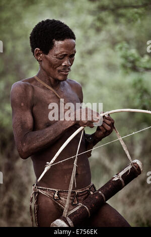 African Kalahari tribesman con arco e freccia Foto Stock