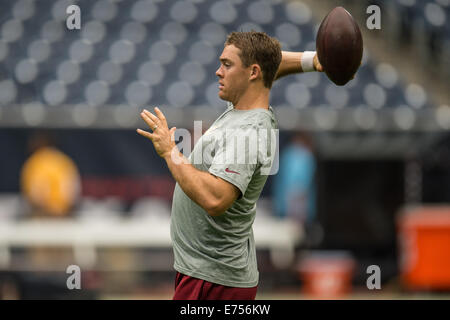 Houston, Texas, Stati Uniti d'America. 7 Sep, 2014. Washington Redskins quarterback Colt McCoy (16) si riscalda prima di un gioco di NFL tra Houston Texans e Washington Redskins a NRG Stadium di Houston, TX il 7 settembre 2014. Credito: Trask Smith/ZUMA filo/Alamy Live News Foto Stock