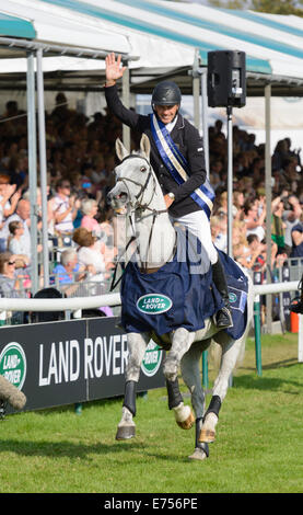 Burghley House, Stamford, Regno Unito. 7 Sep, 2014. Andrew Nicholson (NZL) e il suo cavallo di Avebury completano il loro giro d'onore - Vincitore del Land Rover Burghley Horse Trials, 7 settembre 2014. Credito: Nico Morgan/Alamy Live News Foto Stock