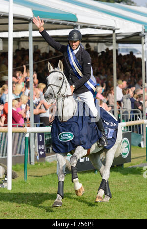 Burghley House, Stamford, Regno Unito. 7 Sep, 2014. Andrew Nicholson (NZL) e il suo cavallo di Avebury completano il loro giro d'onore - Vincitore del Land Rover Burghley Horse Trials, 7 settembre 2014. Credito: Nico Morgan/Alamy Live News Foto Stock