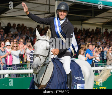 Burghley House, Stamford, Regno Unito. 7 Sep, 2014. Andrew Nicholson (NZL) e il suo cavallo di Avebury completano il loro giro d'onore - Vincitore del Land Rover Burghley Horse Trials, 7 settembre 2014. Credito: Nico Morgan/Alamy Live News Foto Stock