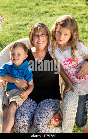 Nonna con due nipoti nel cortile fotografia di famiglia, STATI UNITI D'AMERICA Foto Stock