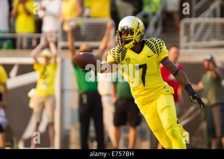 Sett. 6, 2014 - KEANON LOWE (7) festeggia dopo aver segnato un touchdown. La University of Oregon gioca Michigan State a Autzen Stadium il 6 settembre 2014. © David Blair/ZUMA filo/Alamy Live News Foto Stock