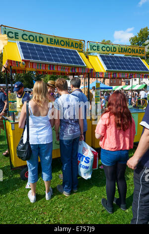 La gente in coda a un ghiaccio freddo stallo limonata alla Food and Drink Festival Leamington Spa Warwickshire, Regno Unito Foto Stock