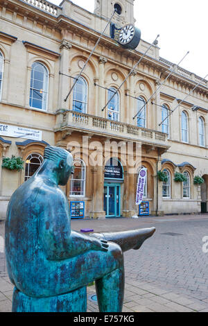 La calza o calzino uomo della statua di Shona Kinloch con il Municipio in background Mercato Loughborough LEICESTERSHIRE REGNO UNITO Foto Stock