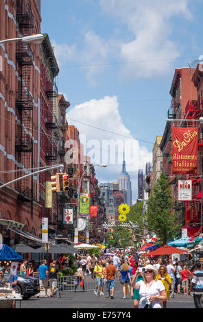 Mulberry Street chiuse al traffico in un fine settimana estivo con un po' di Italia nella città di New York Foto Stock