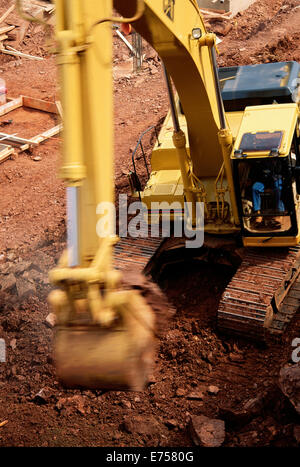 Escavatore cingolato scavando in costruzione Sitwith aTradesman al timone, STATI UNITI D'AMERICA Foto Stock