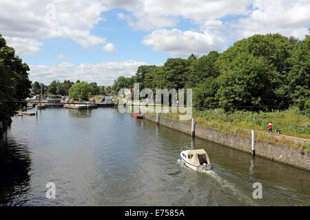 Il fiume il Tamigi a Teddington Lock London REGNO UNITO Foto Stock