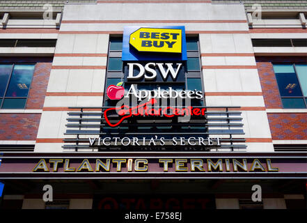 Negozi a Atlantic terminale in Brooklyn NY Foto Stock