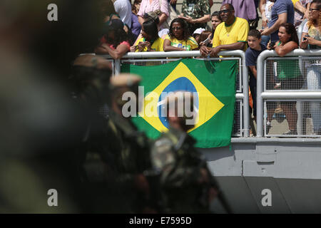 Sao Paulo, Brasile. 7 Sep, 2014. Residenti guarda una parata militare per commemorare l'indipendenza in questa giornata di Brasile, all'Anhembi Sambadrome, in Sao Paulo, Brasile, sul Sett. 7, 2014. Il Brasile ha celebrato il 192th anniversario della sua indipendenza di domenica. Credito: Rahel Patrasso/Xinhua/Alamy Live News Foto Stock