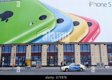 Grandi cartelloni pubblicitari iPhone 5C a Potsdamer Platz a Berlino Germania Foto Stock
